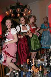 Party bis früh am Morgen nicth nur am "Most wanted" Tisch im Löwenbräukeller bei der Nacht der Tracht 2008(Foto: Martin Schmitz)